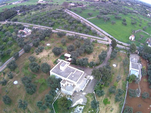 Villa In Fase Di Ristrutturazione, 4 Vani, Trullo e Garage. Poco Distante.